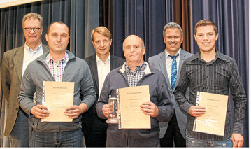 In der vorderen Reihe die anwesenden Preistr�ger oder ihre Vertreter. In der hinteren Reihe die Ausrichter des Wettbewerbs, v.l.: Andreas Hiby-Durst, Vorsitzender der Landesbraugerstenstelle, Axel G�hler, Vorsitzender des badenw�rttembergischen M�lzerbunds, Fachberater Karl-Otto Sprinzing