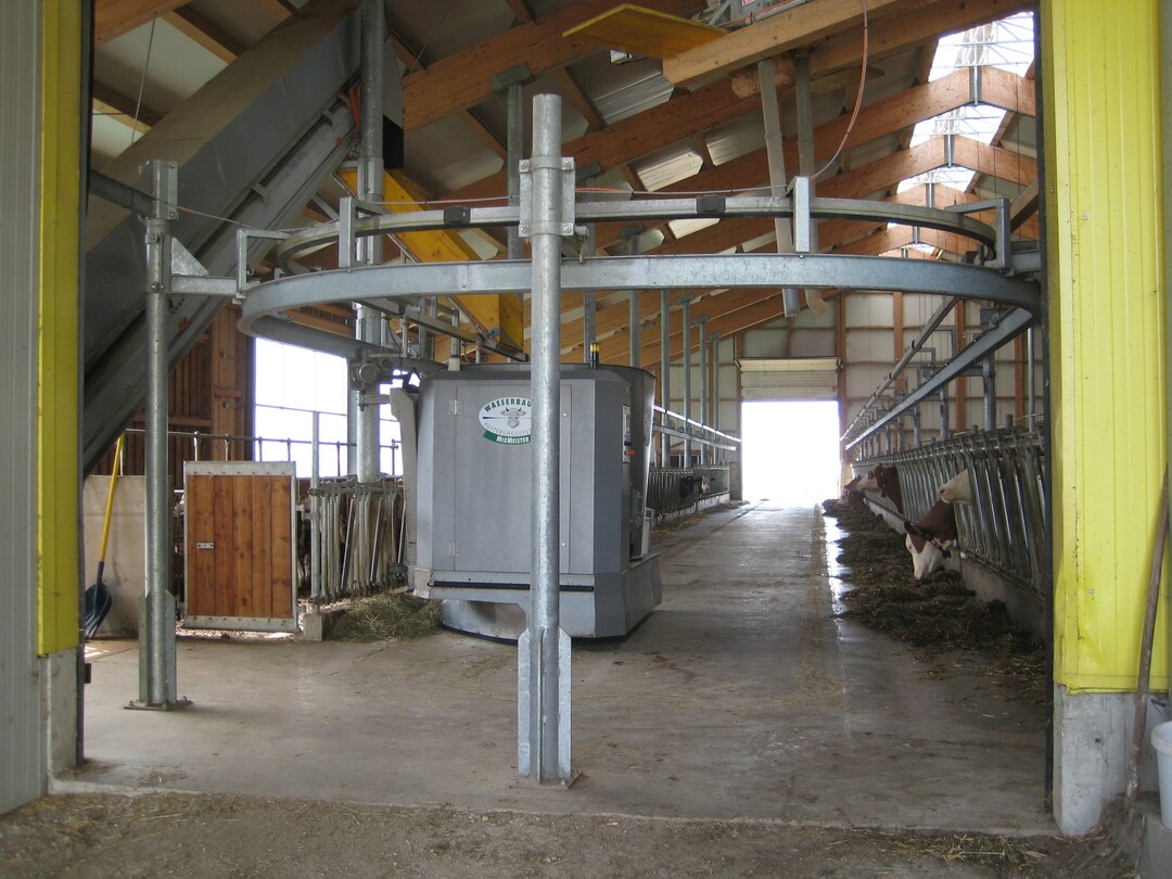 Der schienengeführte Fütterungsroboter von Wasserbauer ist mit einer Wendeschleife für den Futtertisch ausgestattet.