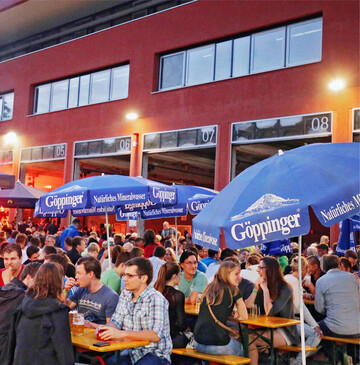 Digitale Vorträge zur Lebensmittelhygiene bei Vereins- und Straßenfesten Hände waschen ist zwar wichtig, aber nicht der einzige Punkt, der bei der Zubereitung und Ausgabe von Lebensmitteln bei Vereins- und Straßenfesten wichtig ist. Es kommt unter anderem auch auf die passende Temperatur für die Zubereitung und Aufbewahrung der Speisen an. Das Ministerium für Ernährung, Ländlichen Raum und Verbraucherschutz Baden-Württemberg bietet zusammen mit der Akademie Ländlicher Raum eine Veranstaltung rund um das Thema Lebensmittelhygiene bei Vereins- und Straßenfesten an. An der digitalen Veranstaltung wird außer dem Lebensmittelhygienerecht und dem Infektionsschutzgesetz auch beschrieben, welche Lebensmittel für Feste geeignet sind und auf welche man lieber verzichten sollte. Außerdem wird der neue Leitfaden für den Umgang mit Lebensmitteln auf Vereins- und Straßenfesten vorgestellt. Die dreistündige Online-Veranstaltung findet amvon 14 bis 17 Uhr sowie amund amvon 17 bis 20 Uhr statt. Die Teilnahme ist kostenfrei. Anmeldung und weitere Infos im Netz unter alr-bw.de.