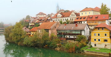 Die Stadt Novo mesto, Südslowenien, liegt in der Biegung des Flusses Krka.