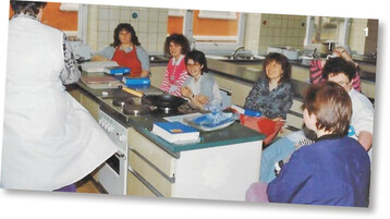 Einweisung in die Ernährungslehre kurz vor dem praktischen Teil in der Schulküche.