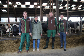 1 Sind von der automatischen Brunsterkennung bei ihren K�hen �berzeugt (v. l. n. r.): Keno Tannen, Maike Tannen, Mitarbeiter Roland Esen und Ibrat Ebadullaev.