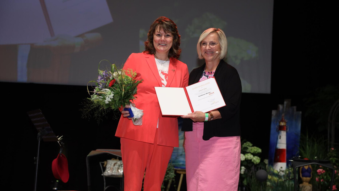 Goldene Biene für Juliane Vees aus der Hand von dlv-Präsidentin Petra Bentkämper.