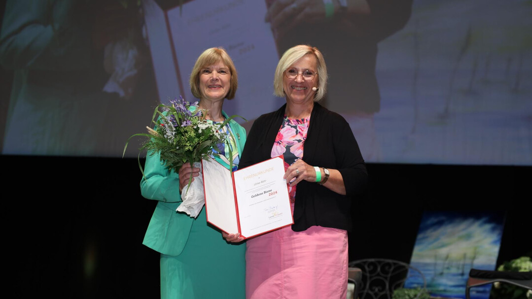 Goldene Biene für Ulrike Röhr aus der Hand von dlv-Präsidentin Petra Bentkämper.