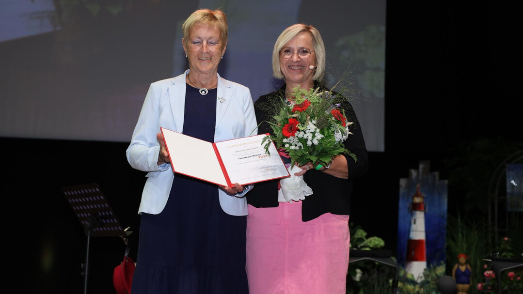 Goldene Biene für Marie-Luise Linckh aus der Hand von dlv-Präsidentin Petra Bentkämper.