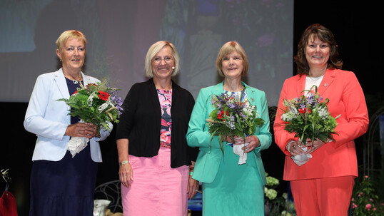 Goldene Biene f�r Marie-Luise Linckh (l.), Pr�sidentin des Landesverbandes W�rttemberg-Baden e.V. sowie Juliane Vees (r.), Pr�sidentin des Landfrauenverbandes W�rttemberg-Hohenzollern, und Ulrike R�hr (2.v.r), aus dem Landfrauenverband Schleswig-Holstein aus der Hand von dlv-Pr�sidentin Petra Bentk�mper.