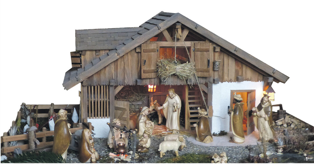 Alpenl�ndische Krippe aus Holz, liebevoll mit Details ausgestattet: die Leiter zum Heuboden, eine Feuerstelle, sogar ein Nistkasten h�ngt unterm Dach.