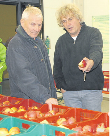 Bei einer Veranstaltung in Bavendorf informierte Dr. Ulrich Mayr (r.) �ber neue Apfelsorten und wie sie in der Pr�fung abgeschnitten haben.