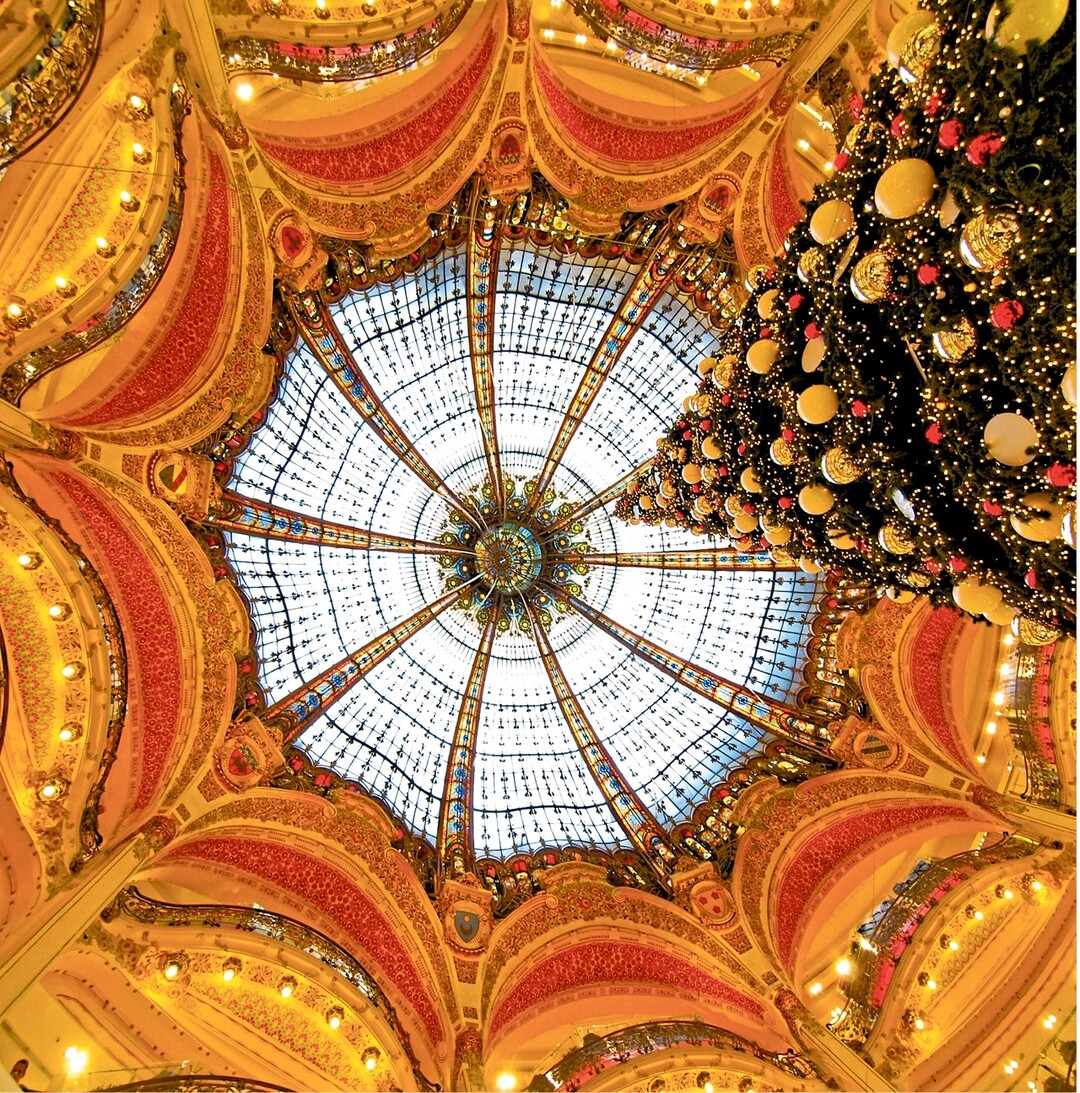 Die pr�chtige, weihnachtlich geschm�ckte und erleuchtete Kuppel des Einkaufszentrums Galeries Lafayette in Paris. So werden in heutiger Zeit Kathedralen gebaut  Kathedralen des Konsums.