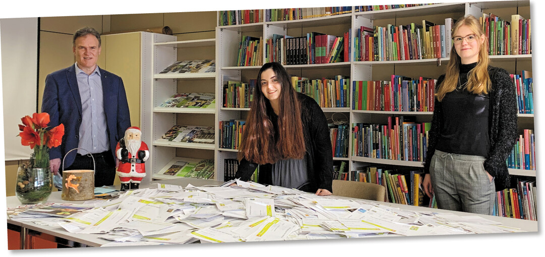 Die Regionalgewinne loste im Haus des Verlages Eugen Ulmer in Stuttgart Gl�cksfee Rafaela Makridou (2. V. l.) aus. Die Ziehung beobachten Marketingleiter Gerhard Kretschmer und Angelina K�hn vom Leserservice.