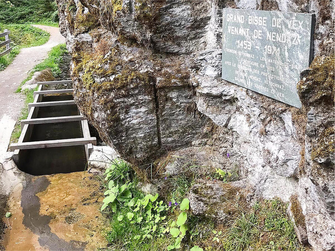 Diese Art der Bew�sserung im Schweizer Wallis bringt das Wasser der Schneeschmelze mit seinem Gletscherabschliff auf die Wiesen und Weiden. Der Abschliff ist nichts anderes als Gesteinsmehl.