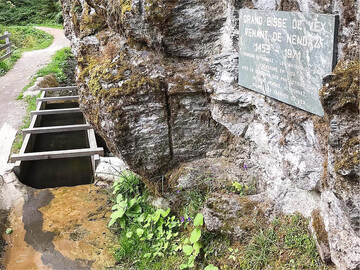 Diese Art der Bewässerung im Schweizer Wallis bringt das Wasser der Schneeschmelze mit seinem Gletscherabschliff auf die Wiesen und Weiden. Der Abschliff ist nichts anderes als Gesteinsmehl.