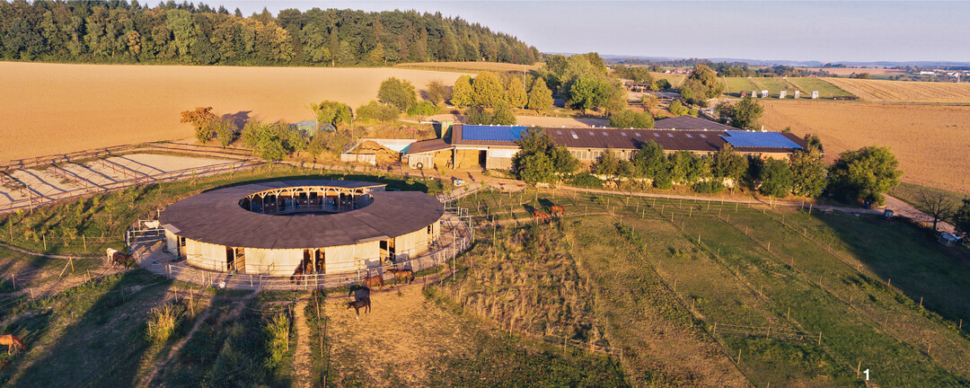 Im Rundstall der Reitanlage am Hofwald von Bianca und Bruno Barth in Spechbach k�nnen die Pferde einzeln und in Gruppen gehalten werden.