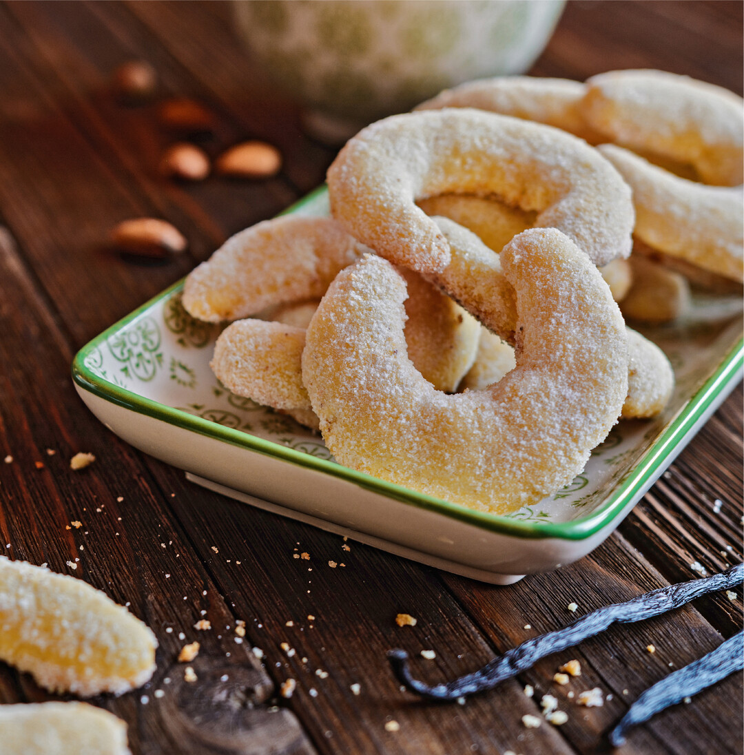 Geliebte Vanillekipferl Laut einer Studie des Lebensmittelverbands sind Vanillekipferl die beliebtesten Weihnachtspl�tzchen der Deutschen. Betrachtet man den Verzehr, so stehen sie auf Platz eins (38 Prozent), dicht gefolgt von Lebkuchen (35,7 Prozent) und Ausstecherle (33 Prozent), danach folgen Zimtsterne, Kokosmakronen und Makronen. Am liebsten zu Hause gebacken werden allerdings die klassischen M�rbteig-Ausstecherle (58,1 Prozent), die Kipferl landeten auf dem zweiten Platz (40,5 Prozent). Lebkuchen werden zu Hause eher selten gebacken, nur 14,7 Prozent der Befragten stellen sie in der heimischen K�che her. Blickt man auf regionale Unterschiede, so vernaschen die Baden-W�rttemberger die meisten Zimtsterne und Kokosmakronen. In Mecklenburg-Vorpommern liegen dagegen die Pfeffern�sse an der Spitze, die in allen anderen Bundesl�ndern nur eine untergeordnete Rolle spielen. In der Studie wurden 5000 Bundesb�rger befragt, Mehrfachnennungen waren m�glich. mi