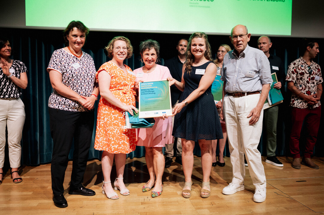 Bei der Preisverleihung: (v. l.) Dr. Andrea Ruyter-Petznek,Bundesministerium f�r Bildung und Forschung, Ann-Kathrin K�ppeler, Ivanka Seitz und Ann-Kathrin Schmider vom Projekt Lernort Bauernhof Baden-W�rttemberg  sowie Walter Hirche, ehemaliger Wirtschaftsminister in Niedersachsen und Brandenburg.