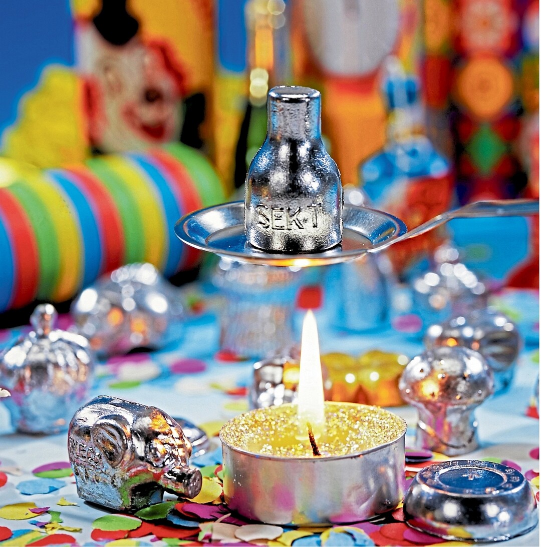 Der Name des letzten Tages im Jahr erinnert an Papst Silvester I. Der R�mer war der erste Papst in der ab 313 staatlich tolerierten christlichen Kirche. Er starb nach 21 Amtsjahren am 31.12.335. An Silvester wird zur Vorhersage gerne hei� gemachtes, fl�ssiges Blei in kaltes Wasser gegossen. Wenn das Blei erstarrt, bilden sich Figuren, die der Person im neuen Jahr begegnen sollen. Entsteht ein Ring, steht das f�r Heirat, eine M�nze f�r Wohlstand oder ein Kleeblatt f�r Gl�ck.