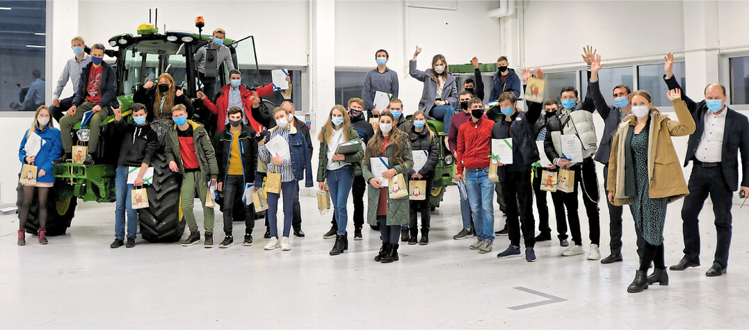 Die 25 ukrainischen Absolventen mit dem ehren- und hauptamtlichen Team von AKI: Hans-Benno Wichert, Vorsitzender (1. v. r.), Siegfried Schwab, stellvertretender Vorsitzender (Mitte), Falk Kullen, Gesch�ftsf�hrer (3. v. r.), und Projektmanagerin Olga Rybakova (2.v.r.).