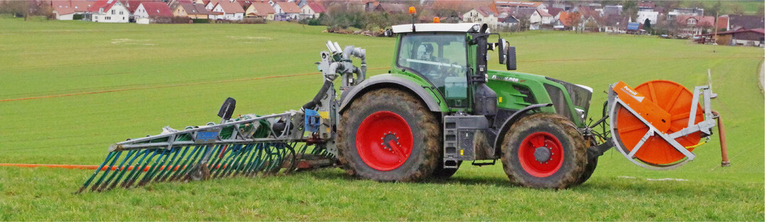 Verschlauchen von separierter G�lle im Fr�hjahr mit einem bodennahen, streifenf�rmigen System. Bevor im kommenden Fr�hjahr 2023 wieder mit dem D�ngen der Fl�chen begonnen werden darf, muss jedoch der D�ngebedarf f�r die betreffenden Fl�chen ermittelt sein.