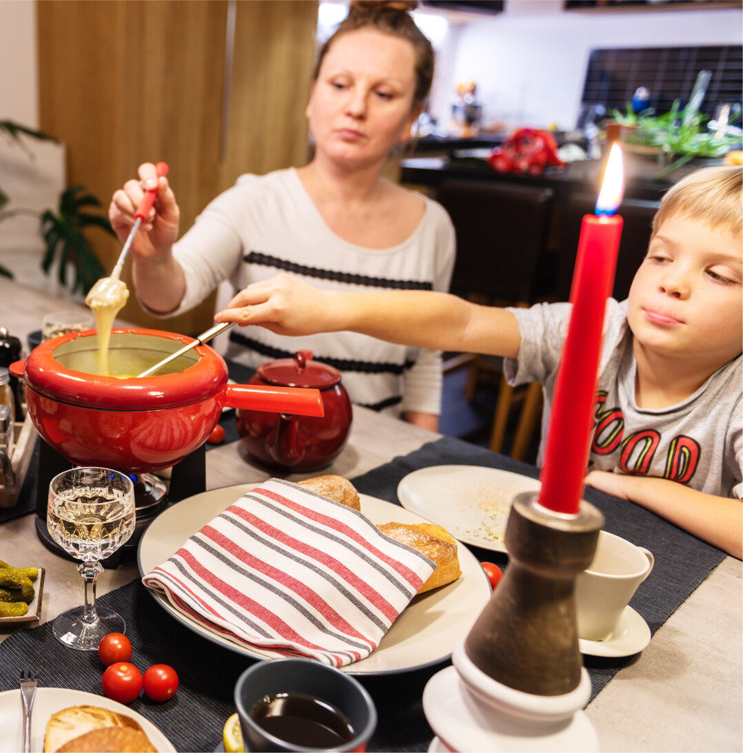 Fondue mal anders  mit Gem�se und N�ssen Wenn an Silvester das neue Jahr begr��t wird, ist ein K�sefondue ein beliebter und geselliger Zeitvertreib f�r einen langen Abend. Die Schweizer Spezialit�t l�sst sich auch anders zubereiten. Wer das Gericht auf pflanzlicher Basis zubereiten m�chte, braucht nicht unbedingt einen K�seersatz. Stattdessen wird die So�e mit reichlich p�riertem Gem�se wie M�hren, Kartoffeln oder S��kartoffeln, aber auch Cashewkernen oder H�lsenfr�chten wie Kichererbsen und wei�en Bohnen imitiert. F�r die Gem�se-Variante werden Cashewkerne einige Stunden eingeweicht und Kartoffeln und M�hren weich gekocht. Knoblauch und Zwiebeln fein hacken, and�nsten und mit Kokosmilch und eventuell Gem�sebr�he aufgie�en. Alle Zutaten mixen und mit etwas Senf, Muskatnuss, Salz und Pfeffer w�rzen. Hefeflocken sorgen f�r eine k�sige Note, etwas Kurkuma f�r die gelbe Farbe und St�rke f�r eine z�he Konsistenz. F�r mehr Geschmack kann man eine helle Misopaste oder einen Schuss Sojaso�e hinzu, w�hrend ein Hauch Chili mehr Sch�rfe bringt. Dazu werden Brotw�rfel, Laugengeb�ck oder Baguette serviert. Eingelegtes Gem�se wie Mixed Pickles und Cornichons, blanchierter Brokkoli oder Blumenkohl, Ofenkartoffeln, Champignons und Oliven und sogar frische Fr�chte wie Apfel- und Birnenst�cke oder Weintrauben lassen sich prima in die So�e tauchen. Heike Kreutz, BZfE