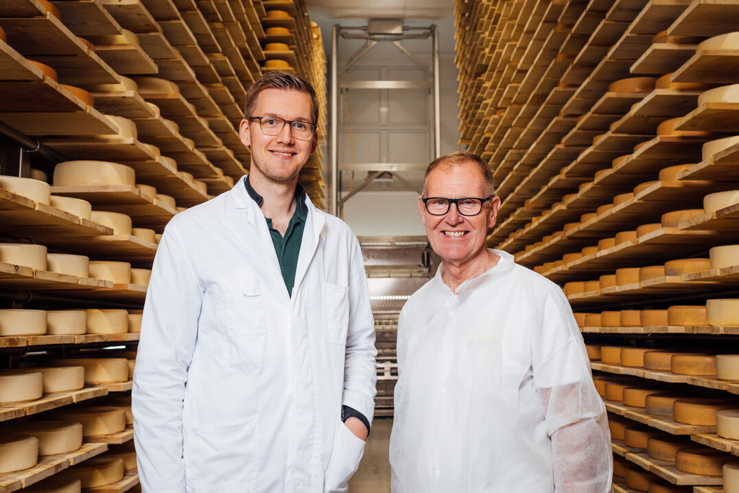 Geschäftsführer der Käserei Bauhofer: Michael (l.) und Martin Bauhofer im neuen Reifelager.