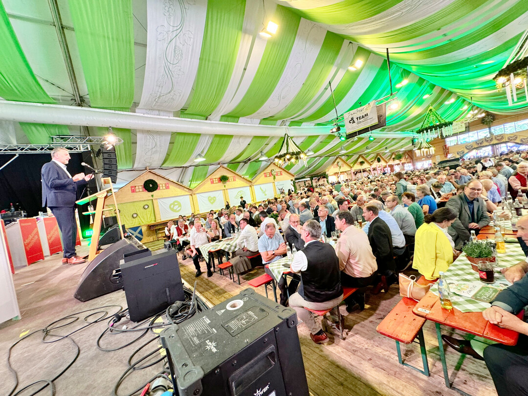 Volles Zelt bei G�nther Fel�ners Rede auf der Ipfmess 2024.