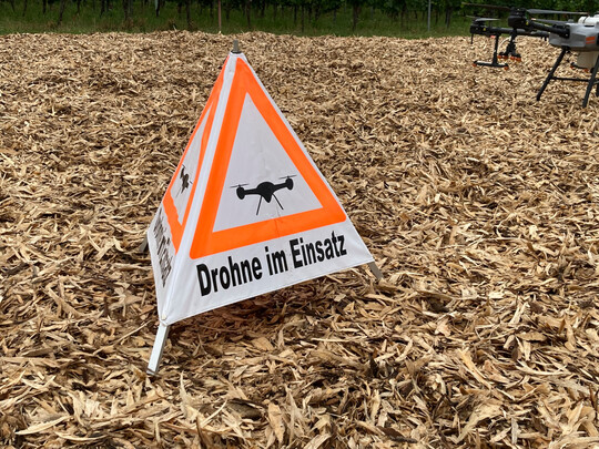 Schild: Drohne im Einsatz