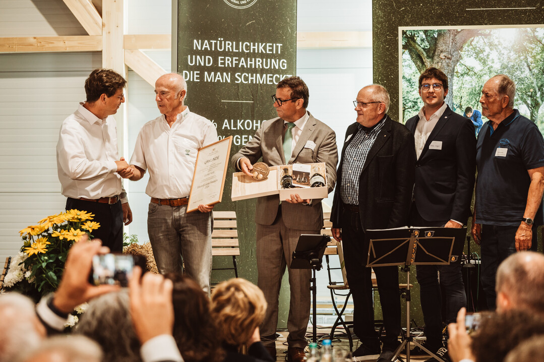 J�rg Geiger (l.) gratuliert G�nter Kolb (2.v.l.) zur Verleihung der Medaille, die der Minister f�r Ern�hrung, L�ndlichen Raum und Verbraucherschutz, Peter Hauk MdL (3.v.l.), in der Hand h�lt. 