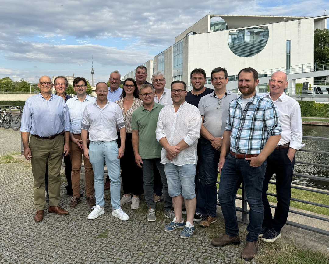 Die Mitglieder des Bundesverbandes Bäuerlicher Gänsehaltung e. V. (BBG) trafen sich am 11. Juli 2024 zu ihrer Jahreshauptversammlung in der Hauptstadt Berlin. Neben den Themen Marktentwicklung und Aviärer Influenza wurden auch die Agri PV Tier sowie die Vergrämung von Beutegreifern diskutiert.