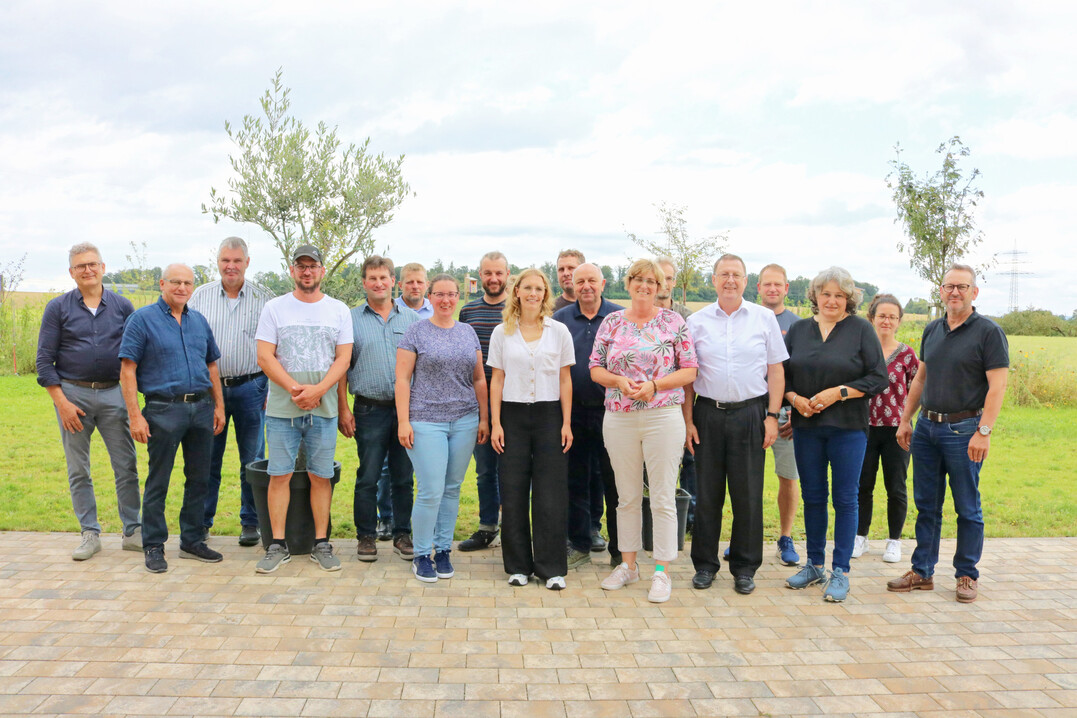 Sitzung des LBV-Milchausschuss am 16. Juli 2024 bei Denis Schwaderer (4.v.l) auf dem Stiftsgrundhof in Backnang.
