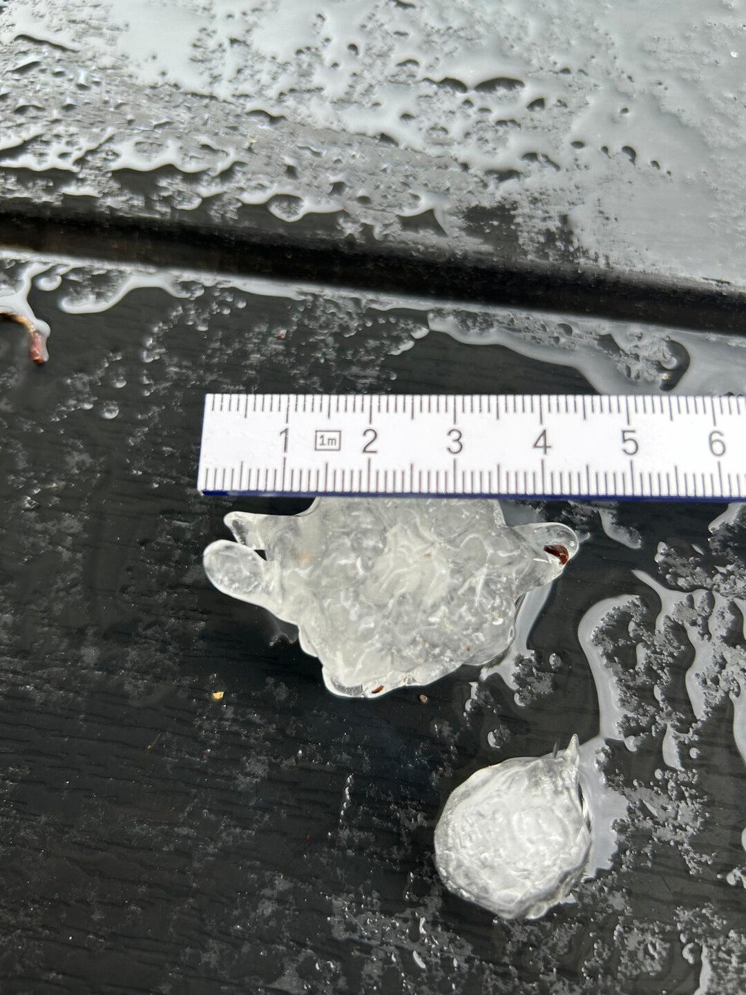 Die Hagelk�rner hatten mehrere Zentimeter Durchmesser.