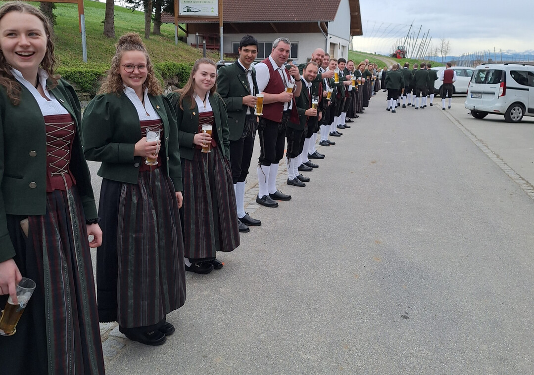 Um den Abstand und die gesamte L�nge der Kette auszuloten, hat schon mal ein Musikverein die Probe aufs Exempel gemacht. 