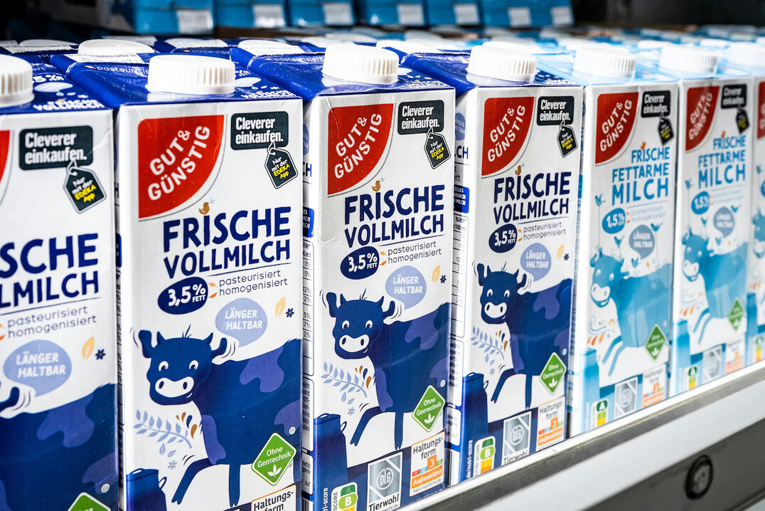 Bei Edeka stammt die Trinkmilch der Eigenmarken (Frisch- und H-Milch) bereits heute (Juli 2024) zu 90 Prozent aus Haltungsform 3 und Haltungsform 4, zu erkennen ist dies an der Haltungsformkennzeichnung auf der Verpackung.