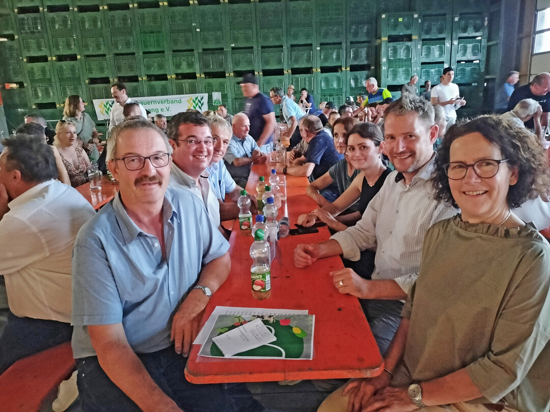 Der Kreisbauernverband Tettnang mit dem Vorsitzenden Dieter Mainberger (l.), dem Geschäftsführer Stefan Loderer (2. v. l.), Landrat Luca Wilhelm Prayon (2. v. r.) und der Landfrauenvorsitzenden Antonie Gierer freuten sich über eine gelungene Mitgliederversammlung.