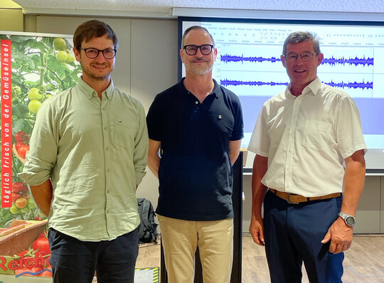 <i>Mitte Juli tagten die Generalversammlungen der Reichenau-Gem�se e. G. und der Raiffeisen-Lagerhaus e. G. auf der Insel Reichenau. Die zur Wiederwahl stehenden Aufsichtsr�te der Genossenschaft (v. r.) Egino Wehrle, Wolfgang Frick und Manuel Uricher wurden f�r weitere drei Jahre im Amt best�tigt.</i>