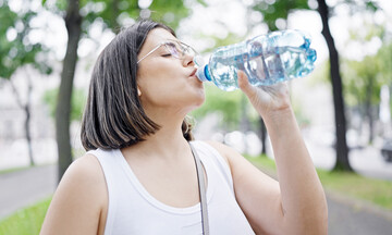Besonders im Sommer muss man auf eine ausreichende Flüssigkeitszufuhr achten.