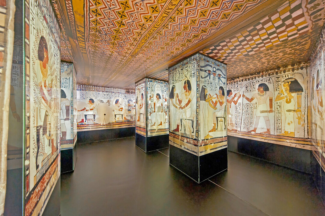 Inszenierung der Sargkammer des Sennefer im Museum Weltkulturen in Mannheim.