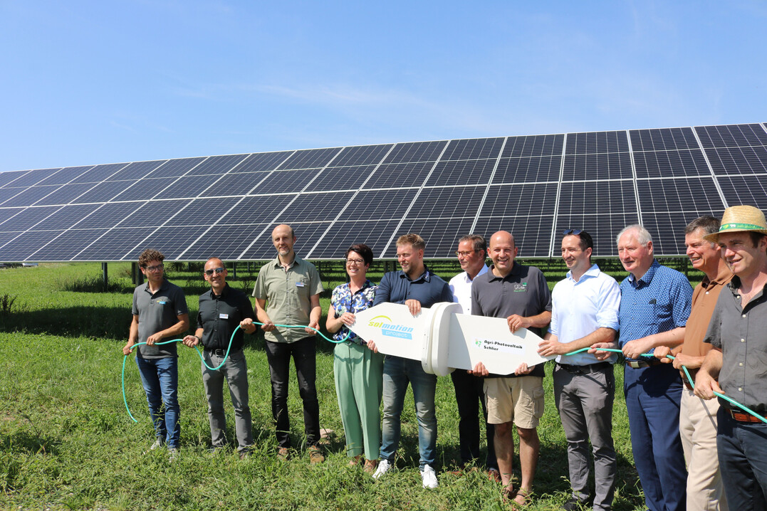 Gute Stimmung bei der offiziellen Er�ffnung der Agri-PV-Anlage in Schlier mit Agrarminister Peter Hauk (6.v.l.)
