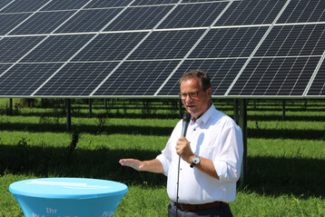 Zuversichtlich: Agrarminister Peter Hauk zeigte sich erfreut, dass man im Kreis Ravensburg in Schlier eine Anlage errichtet hat, die als Anschauungsobjekt Schule machen kann: für andere Landwirte, für Netzbetreiber, Energieerzeuger sowie interessierte Firmen. Agri-PV ist für den Minister eine besonders intelligente Form der Energienutzung.
