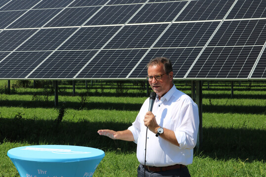 Zuversichtlich: Agrarminister Peter Hauk zeigte sich erfreut, dass man im Kreis Ravensburg in Schlier eine Anlage errichtet hat, die als Anschauungsobjekt Schule machen kann: f�r andere Landwirte, f�r Netzbetreiber, Energieerzeuger sowie interessierte Firmen. Agri-PV ist f�r den Minister eine besonders intelligente Form der Energienutzung.