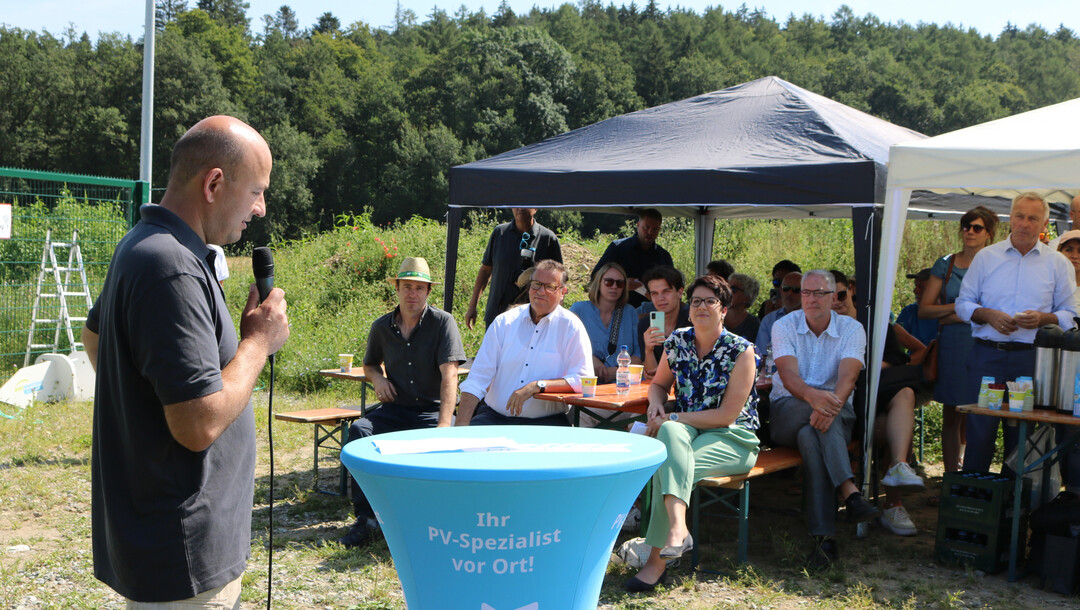 Landwirt und Anlagenbetreiber Severin Batzill ist �berzeugt davon, dass die Unabh�ngigkeit der Lebensmittelproduktion in Deutschland gesellschaftlich oberste Priorit�t hat und die Energiegewinnung deshalb immer erst an zweiter Stelle stehen kann. Mit Agri-PV schafft er beides: Die bestehende Ackerfl�che wird sowohl f�r den Getreideanbau als auch f�r die Stromerzeugung genutzt.