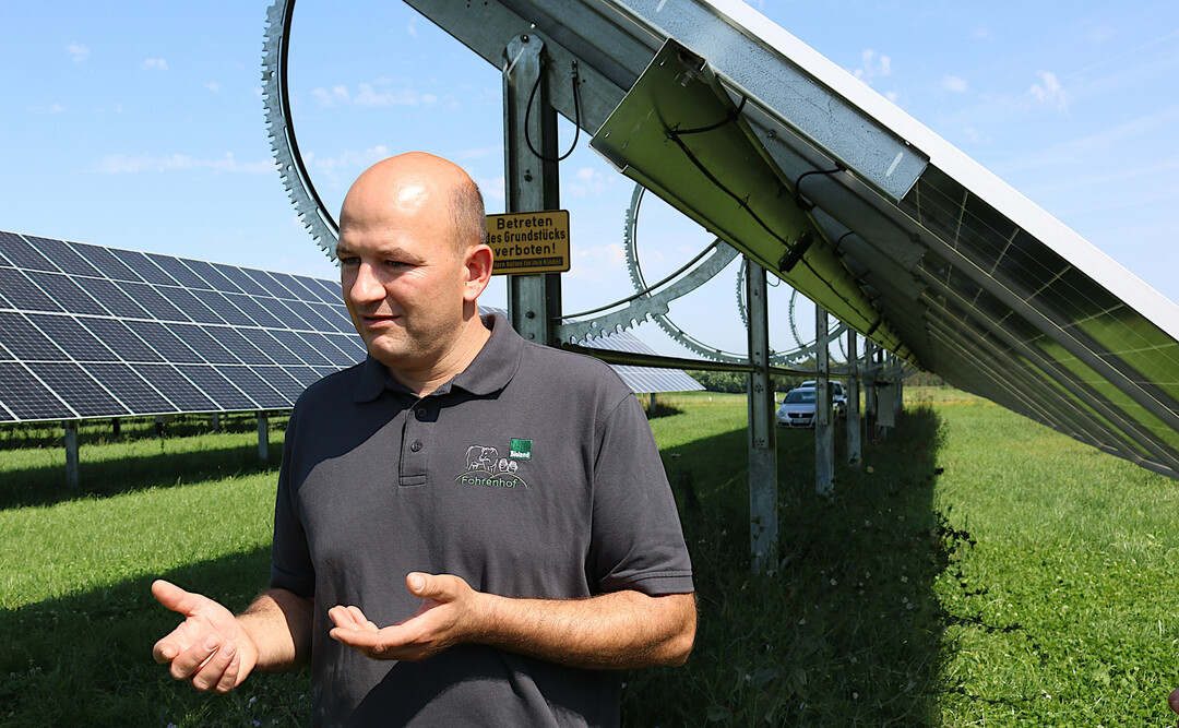 �berzeugt von der Anlage ist der Landwirt und Betreiber Severin Batzill: �Durch die Nachf�hrung produzieren wir pro installierte Leistung etwa die H�lfte mehr Strom als auf einem herk�mmlichen Dach.� Damit w�rden die Komponenten um 50 Prozent effizienter genutzt, erl�utert Batzill das nachf�hrende Tracker-System.
