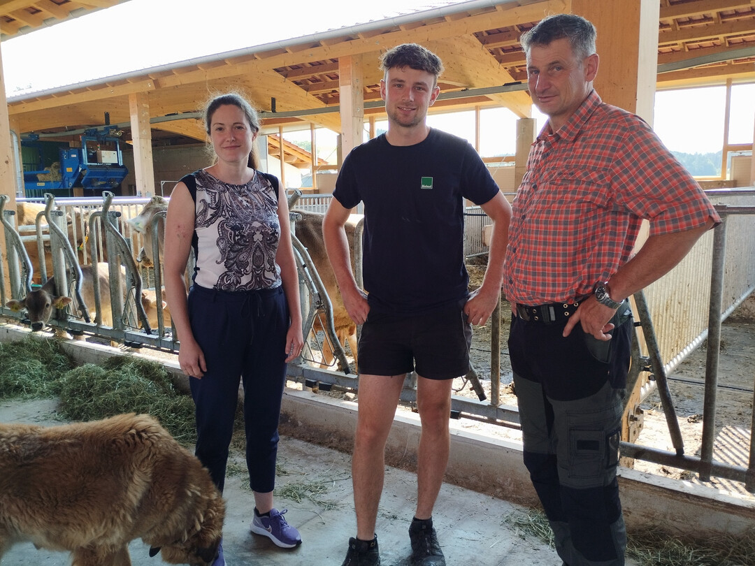 Mehr Wertschätzung für die überzähligen Kälber aus der Milchviehhaltung: Dafür machen sich Anja Heitmann, Projektkoordinatorin bei dem Beratungsunternehmen AgriConcept, Junglandwirt Johann und sein Vater Hans-Peter Maier auf ihrem Milchvieh- und Mastbetrieb in Allmishofen unweit von Leutkirch im Allgäu stark.