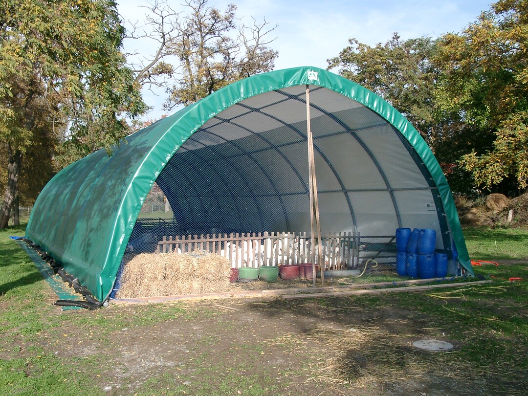 Kitzingen 2004: Folientunnel zur Unter�bringung von k�lteunempfindlichem Gefl�gel bei Aufstallungsgebot und zum Pr�datorenschutz.