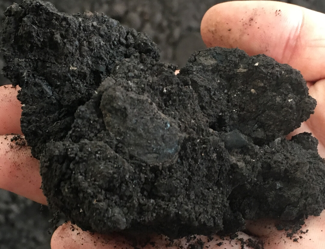 Leonardit, das mineralische Ausgangsmaterial für Humin- und Fulvosäuren, findet sich in Braunkohlelagerstätten.