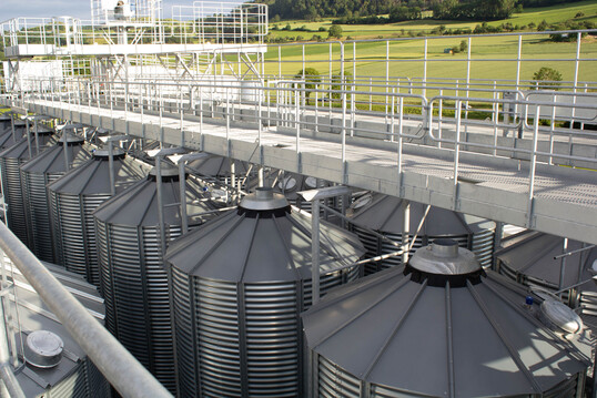 Neubau der Saatgutaufbereitungsanlage in M�hlhausen-Ehingen. In den kleinen Silos wird unter anderem Saatgetreide eingelagert.