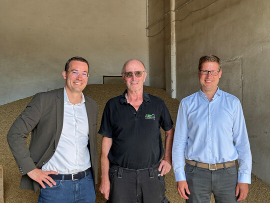 Blicken auf eine unterdurchschnittliche Ernte in Baden: (v.l.) Dr. Richard Volz, Geschäftsbereichsleiter Agrar; Landwirt Wolfgang Fleckenstein und ZG-Vorstand Dr. Holger Löbbert.