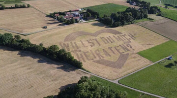 Stoppelacker mit Schriftzug: Willst du mich heiraten?