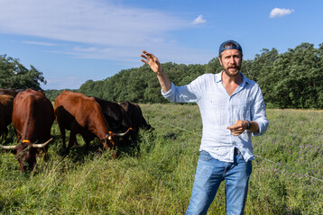 Benedikt B�sel f�hlt sich hier am wohlsten: Bei seiner Herde von Weiderindern.