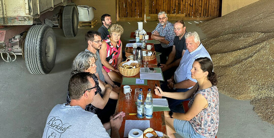 Erntegespr�ch mit den Br�dern Martin (links) und Andreas Schw�rer (3.v.l.) sowie Kreisobmann Karl Endri� (2.v.r), mit Martina Magg-Riedesser (4.v.l.), Erste stellvertretende Vorsitzende, Alexander Keller, stellvertretender Vorsitzender (3.v.r.) und die Landfrauenvorsitzende Doris H�rle (2.v.l.). Im Bild hinten rechts ist Seniorchef Johannes Schw�rer. 