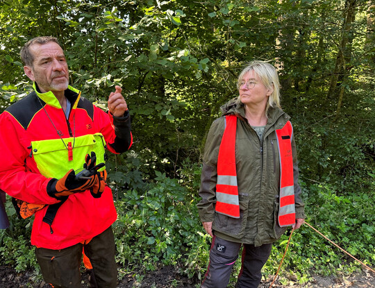 Uwe Dei�ler und Sandra Rapp geh�ren zu den 300 Hundesuchteams, die aktuell die W�lder im Rhein-Neckar-Kreis und Hessen nach kranken und toten Wildschweinen absuchen. 